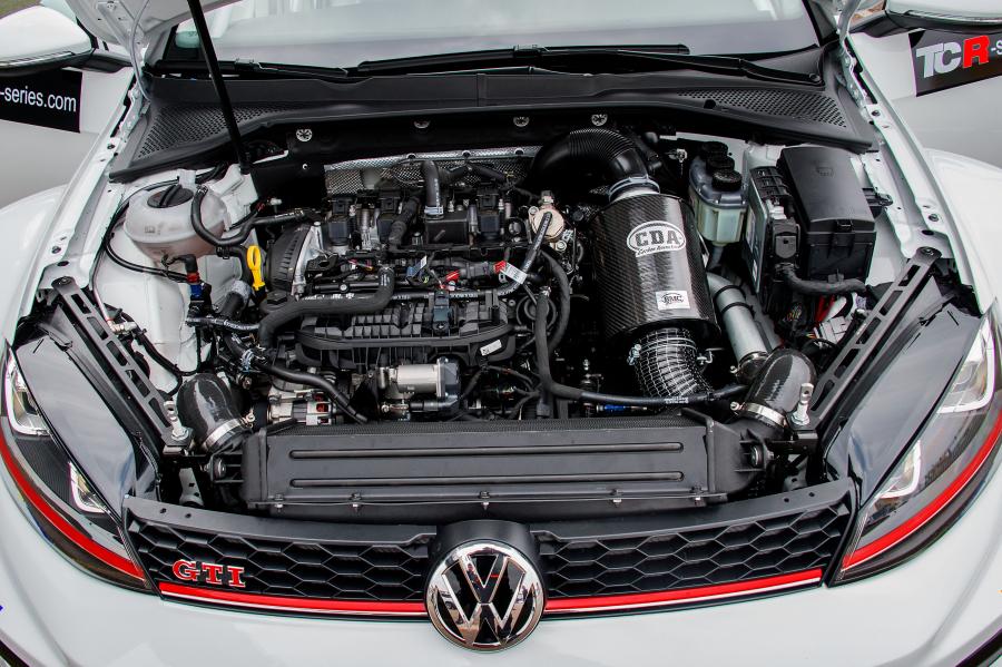  Volkswagen Golf GTi TCR 2016 года  (фото 9 из 16)